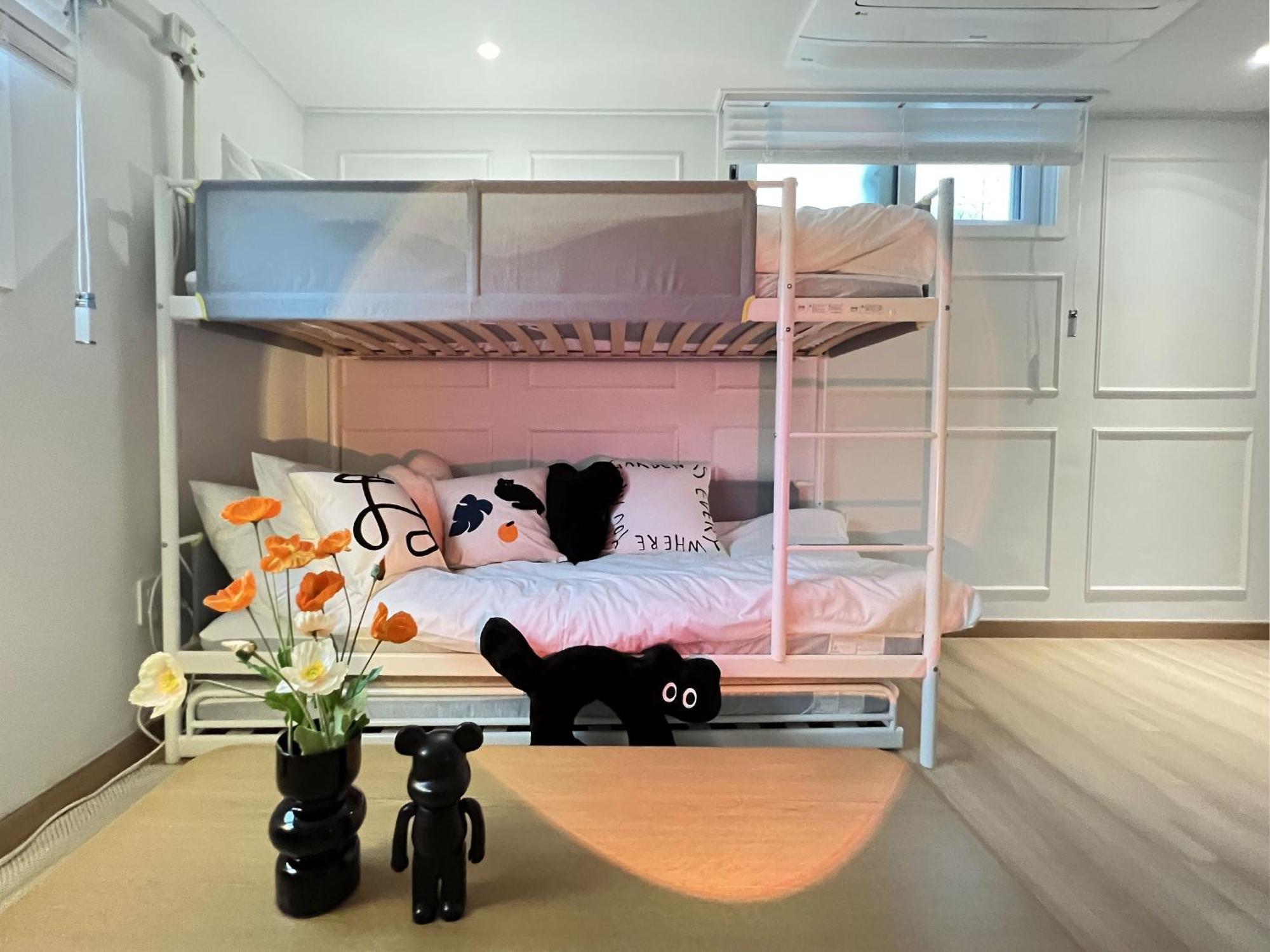 Hongdae Station 7min, Designer House *